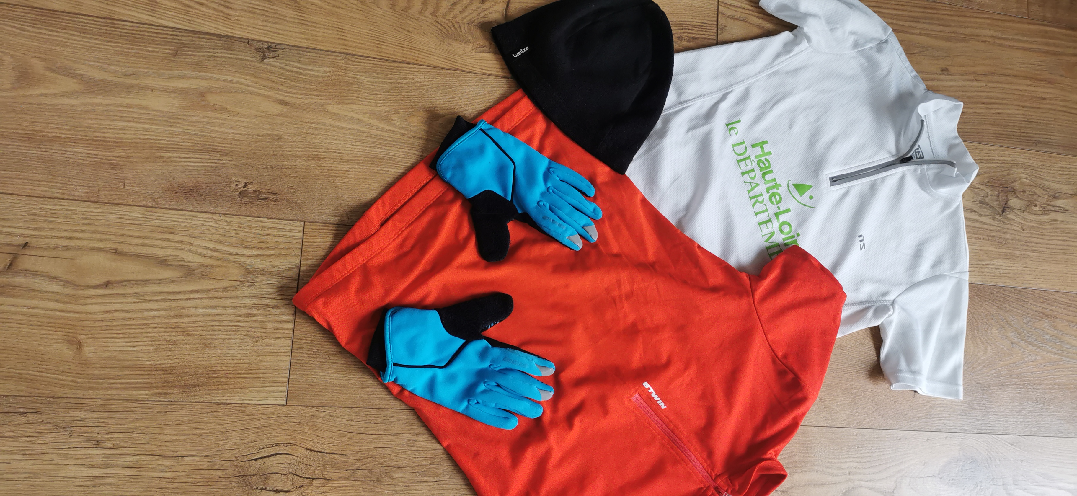 Lot gants hiver + 2 maillots + 1 bonnet 12ans