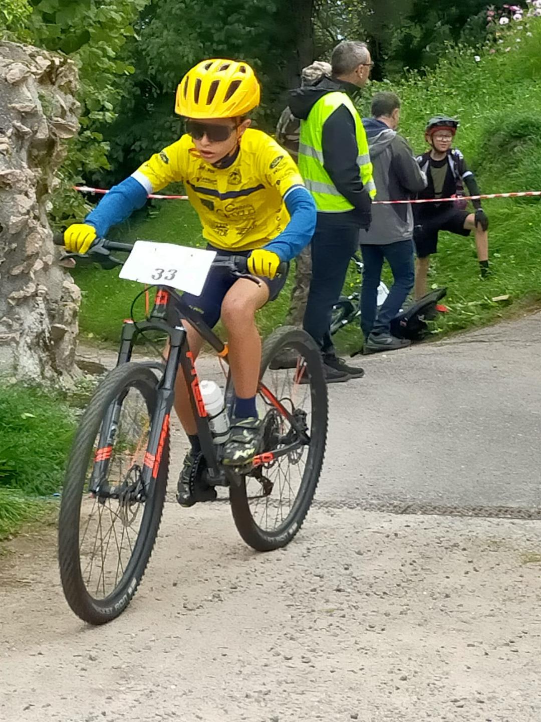 Adrien droit devant