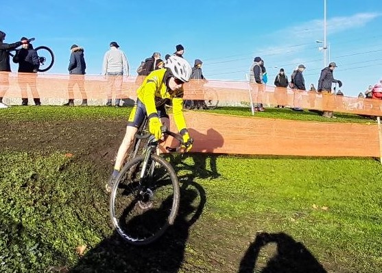 Antoine concentré sur l'objectif.