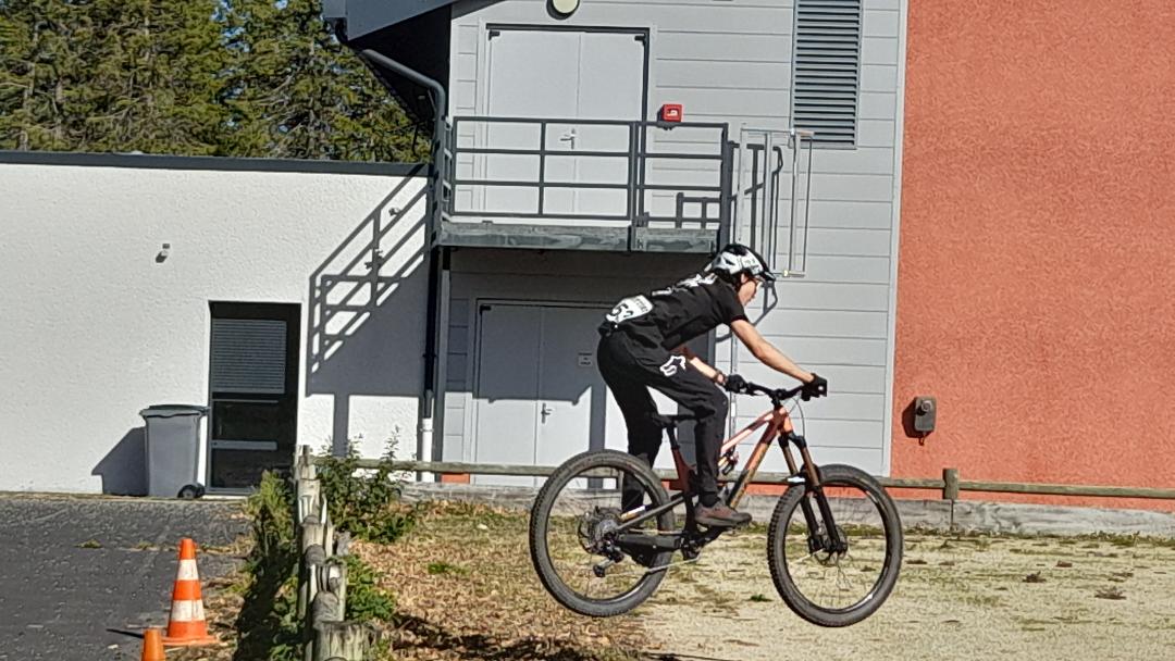 Antoine ne daigne pas descendre du vélo