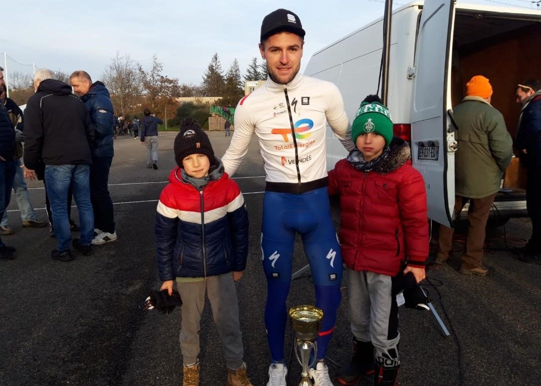 Elio et Alban en compagnie du futur vainqueur: Sandy Dujardin coureur pro.