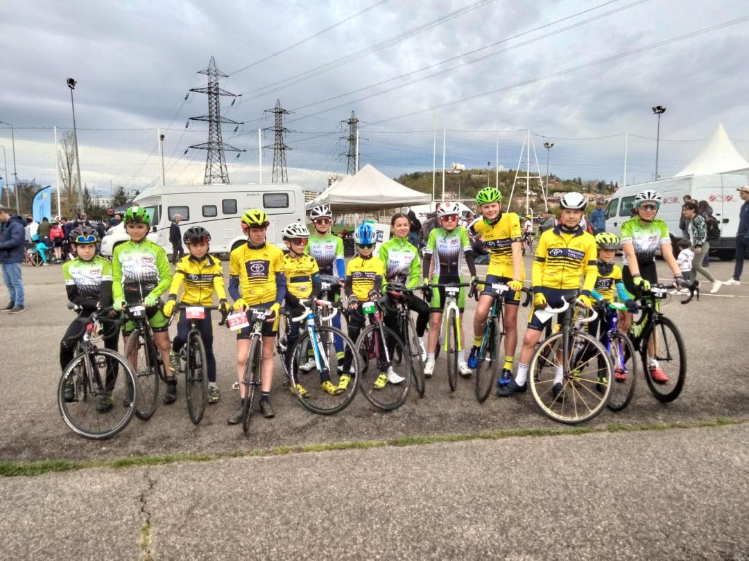 Les jeunes du Vélo Club du Velay au Trophée National des Jeunes sur Piste de Méons