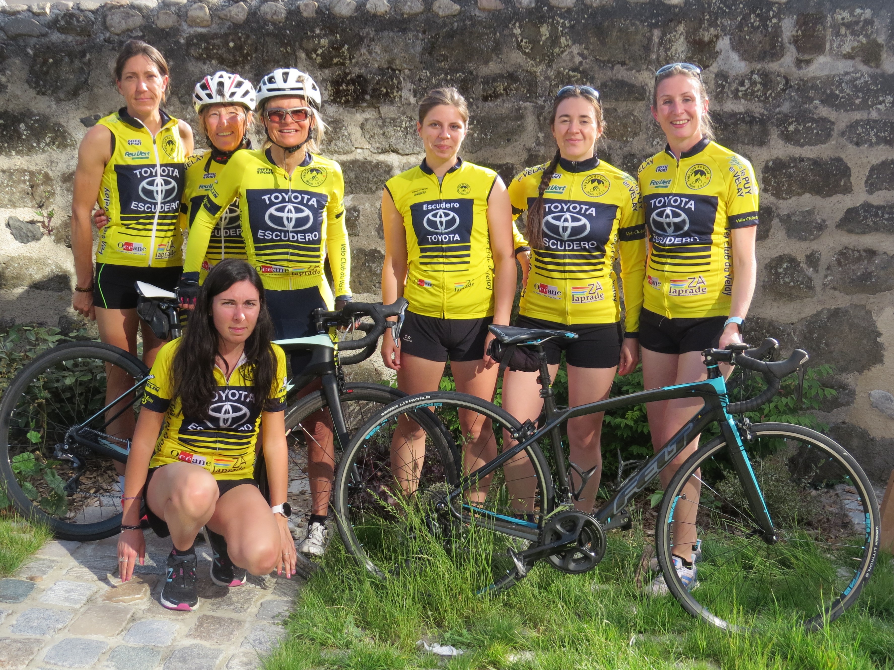 de gauche à droite : Bénédicte Roqueplan, Pierrette Cardi, Sophie Poyet, Apolline
Aurelle, Pauline Verdier, Flora Boissier, accroupie : Cindy Chambon