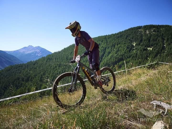 VTT Enduro: Les pilotes du Vélo Club du Velay font briller les couleurs du club.