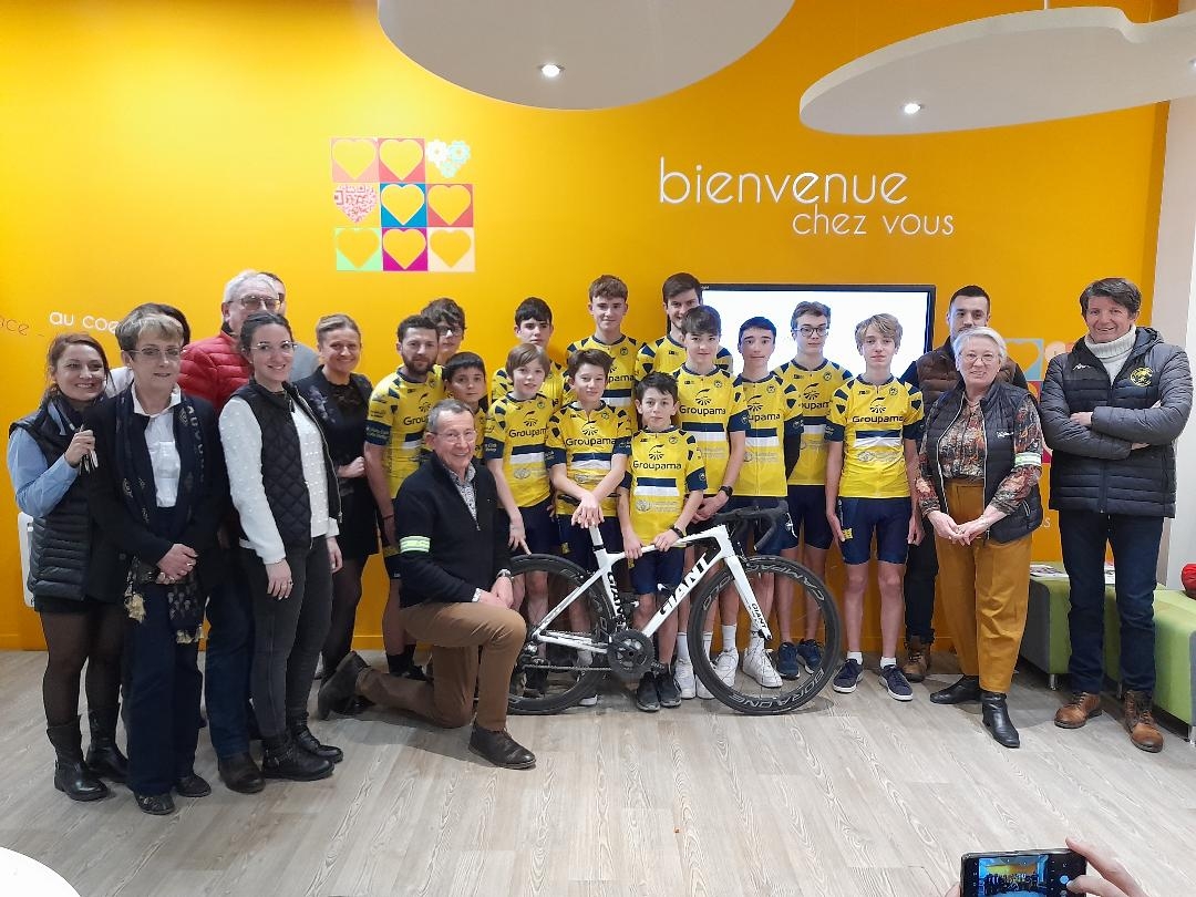 De nouvelles tenues pour les cyclistes du Vélo Club du Velay